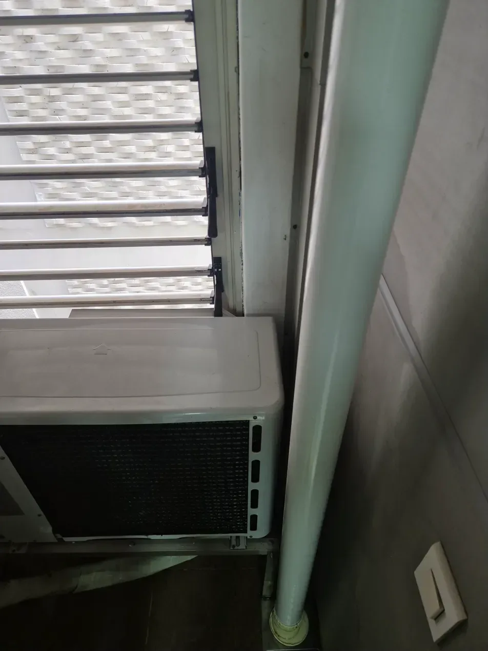 김포 아파트 실외기실 바닥 비둘기똥 배수구 작업 전