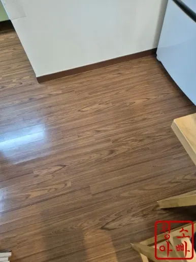 배관역류청소 완료 거실 바닥 깨끗한 상태