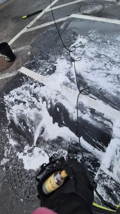 주차장 기름 오염 고압세척 작업 중