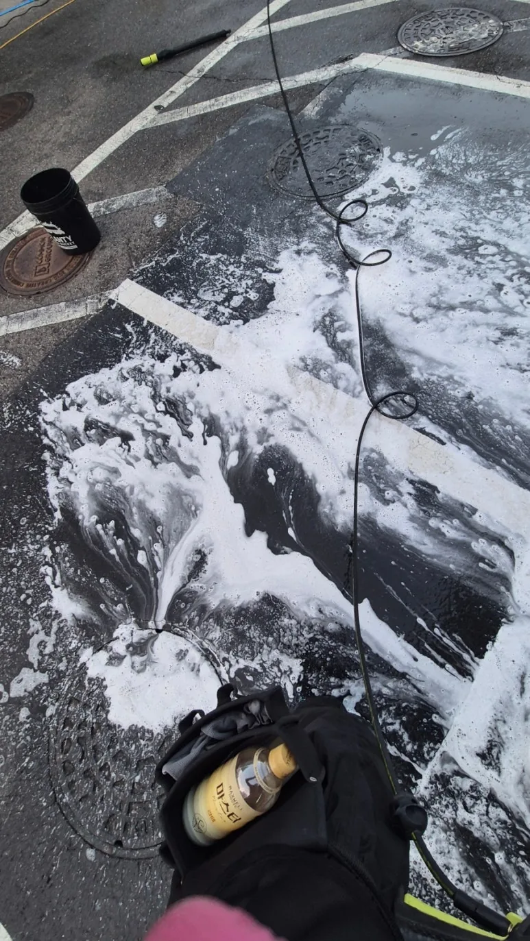 기름 오염 아스팔트 세척 전