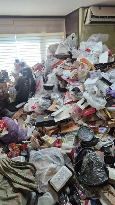 서울 극한 쓰레기집 천장 높이 쓰레기