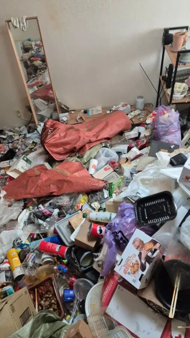 서울 쓰레기집 조명 아래 쓰레기 더미