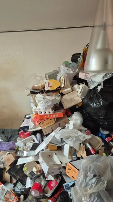 서울 극한 쓰레기집 천장까지 쌓인 쓰레기