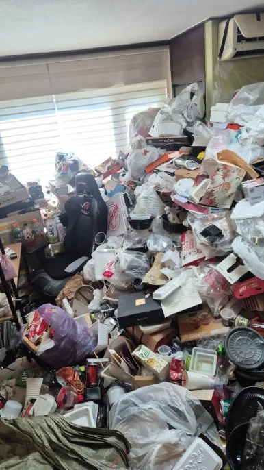 서울 쓰레기집 에어컨 아래까지 쌓인 폐기물