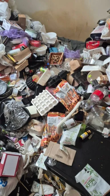 서울 쓰레기집 방 모서리까지 가득 찬 쓰레기