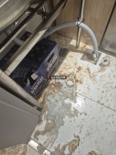 실내 바닥 오수 역류 오염 — 역류수 얼룩이 바닥에 번진 작업 전