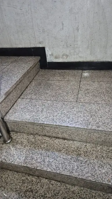 건물 계단 오물 제거 완료 — 깨끗한 화강석 바닥