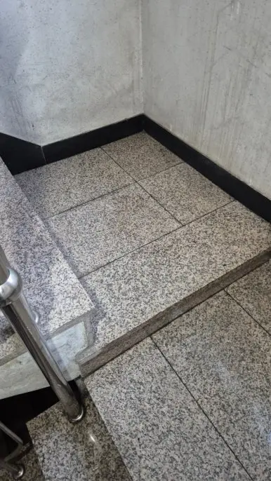 건물 계단 코너 세정 완료 — 오염물 완전 제거