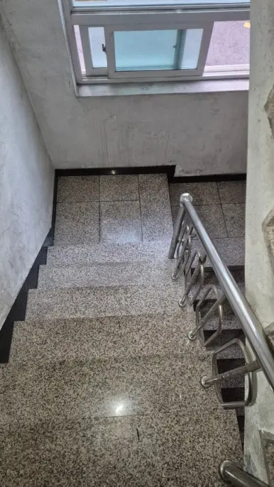 건물 계단 전체 세정 완료 — 위에서 본 깨끗한 계단