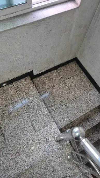 건물 계단 참 세정 완료 — 창문 쪽 깨끗한 바닥