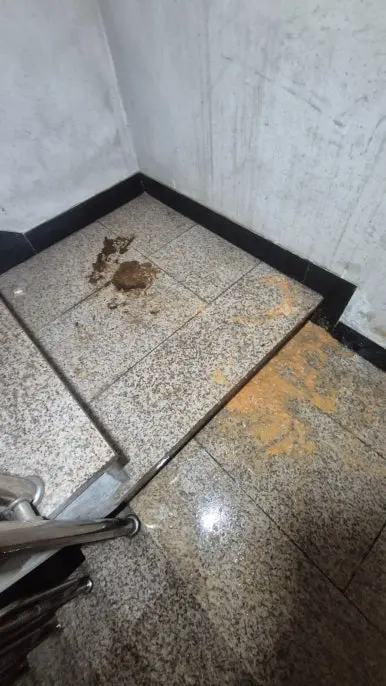 건물 계단 오물과 바닥 얼룩 — 산화 변색