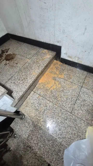 건물 계단 바닥 오물 오염과 산화 얼룩 전체