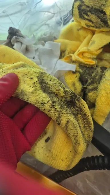 싱크대역류 청소 중 오염된 걸레 검은 오수 제거