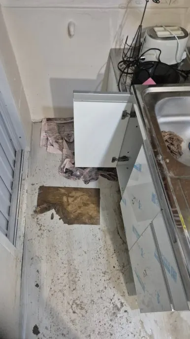 이태원 싱크대역류 주방 싱크대 하부 바닥 오염 장판 들뜸