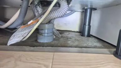 싱크대 하부 바닥 청소 후 깨끗한 상태