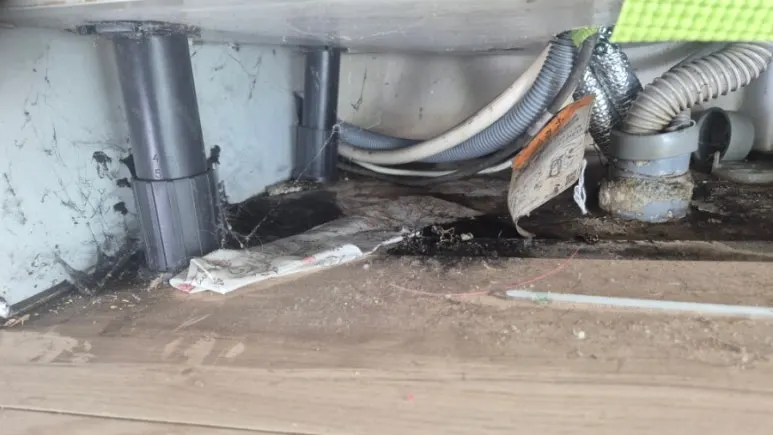 싱크대 역류 하부 오염