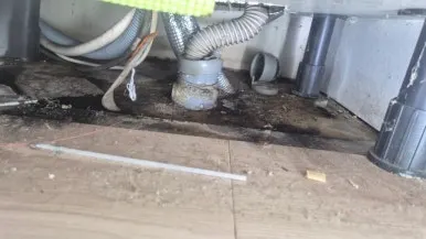 싱크대밑바닥 오수 역류 오염 클로즈업