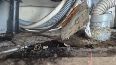 싱크대 하부 배관 연결부 오수 오염 클로즈업