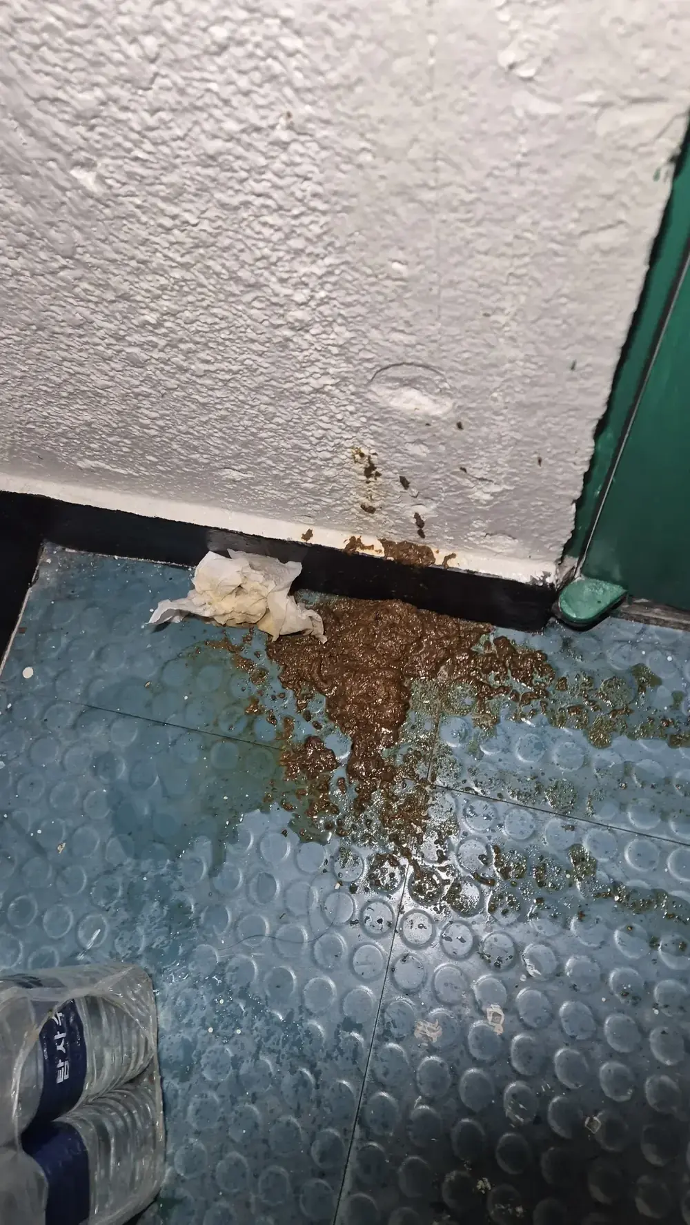 아파트 계단 오물 오염 바닥 확대 작업 전