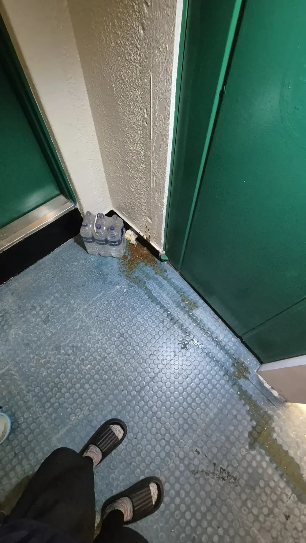 아파트 계단 복도 오물 오염 현관문 앞 작업 전