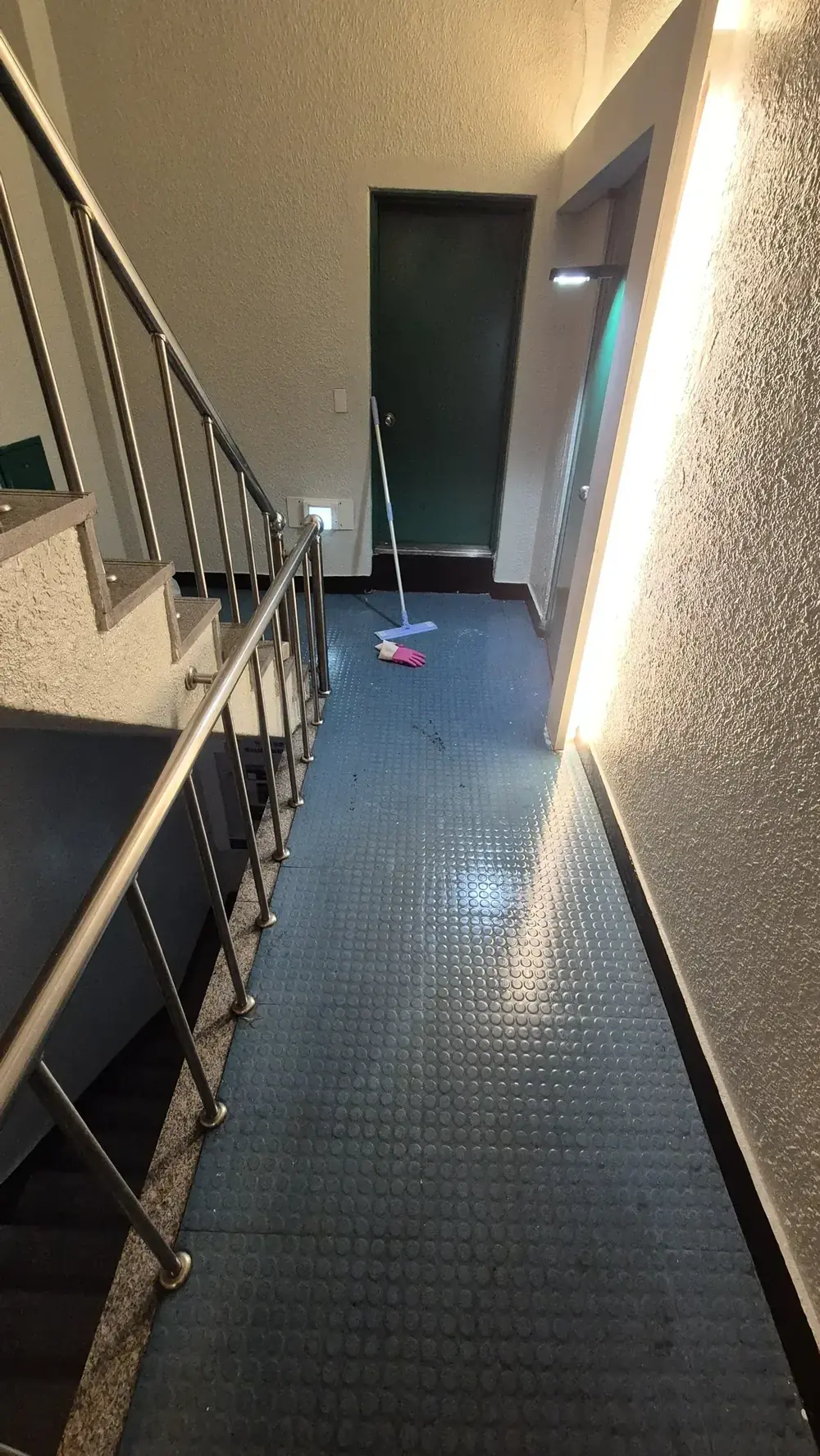 아파트 계단 오물 청소 후 복도 깨끗