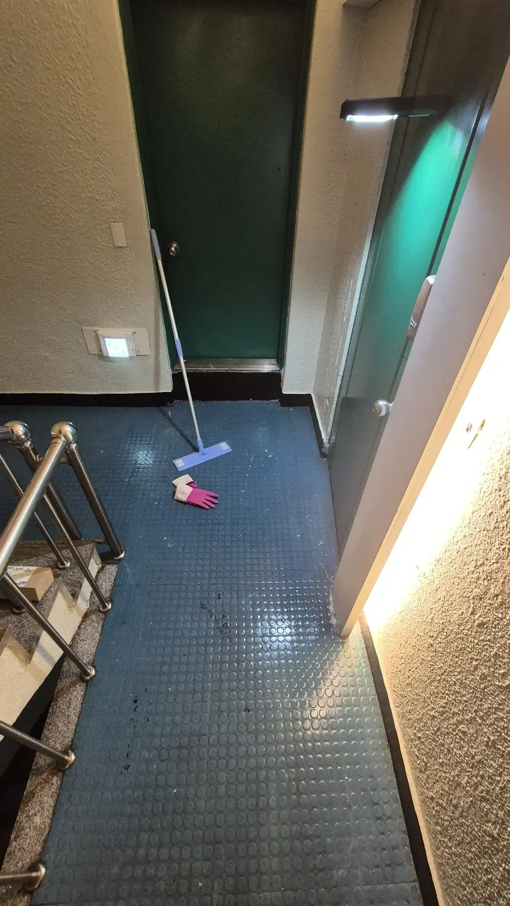 아파트 계단 복도 오물 청소 후 깨끗한 바닥