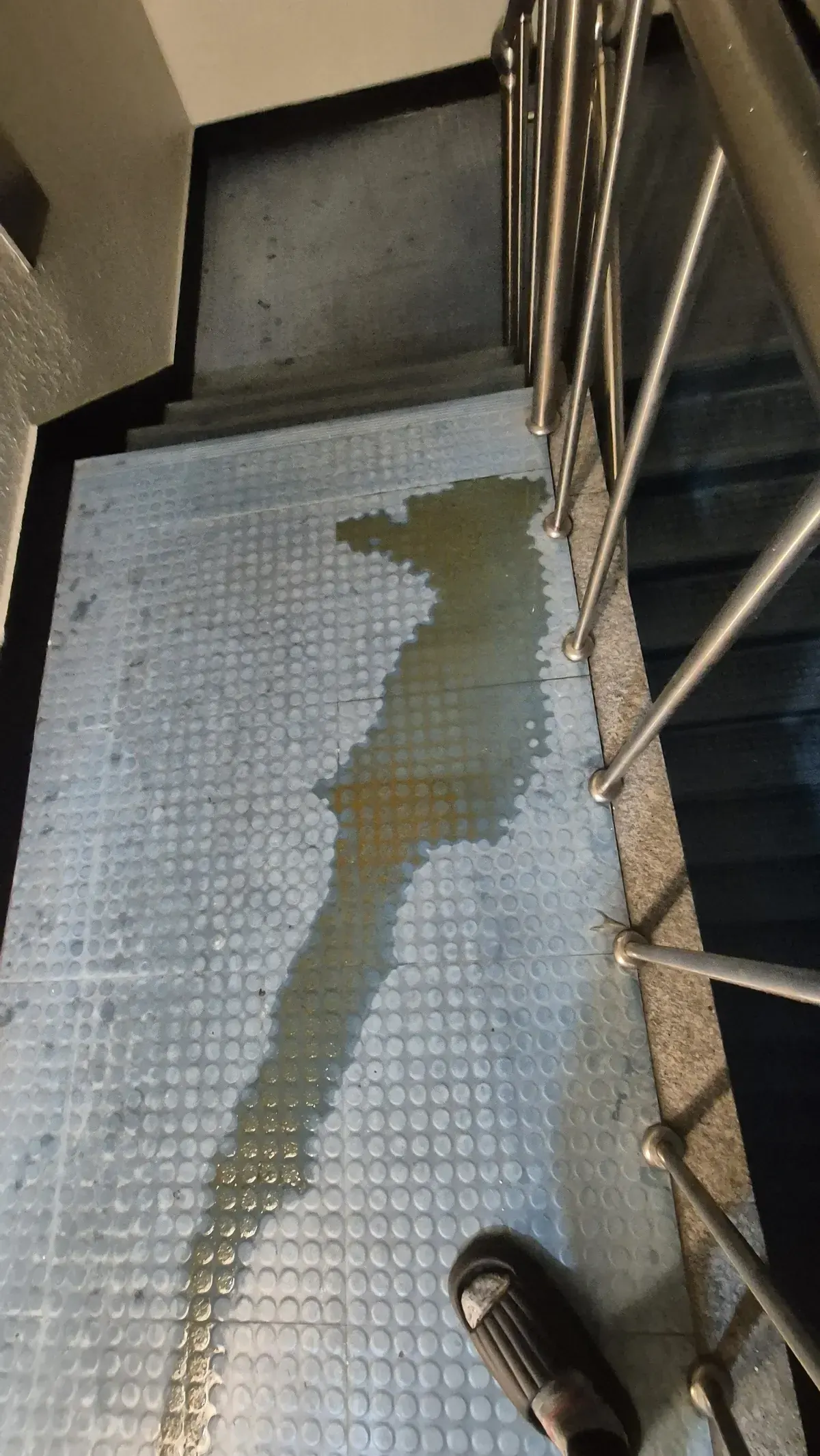 아파트 계단 복도 현관 앞 오물 작업 전