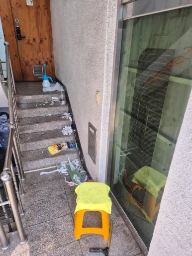 상가 입구 계단 오염 상태