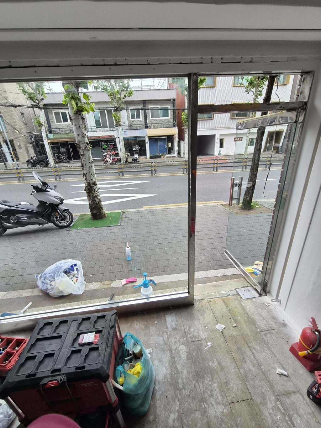 유리창청소 마무리 — 흠집 0 + 잔류 0 표준 결과
