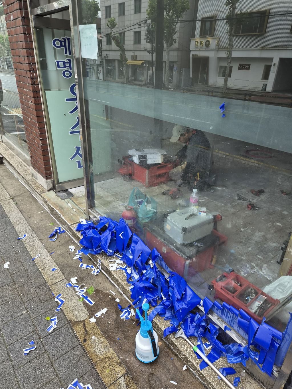서초구 매장 외벽 시트지 분리 — 약품 적심 + 헤라 안전 분리