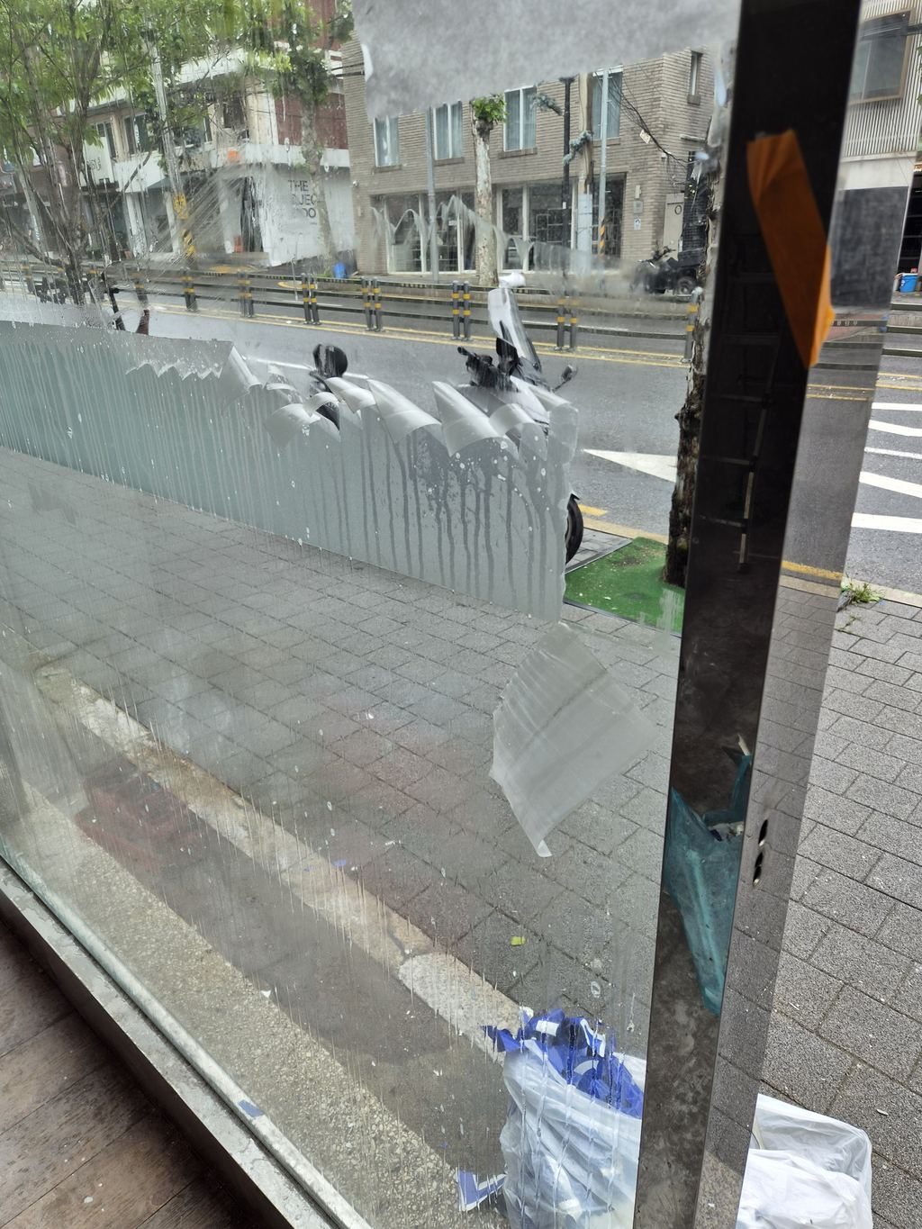 창문 끈끈이 자국 진단 — 흠집 없는 마무리 처리 직전