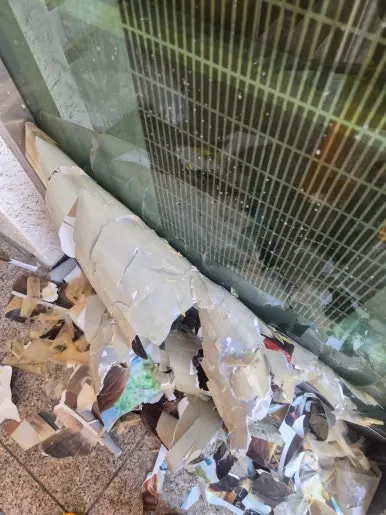 유리창 접착제 잔여물 스크래핑