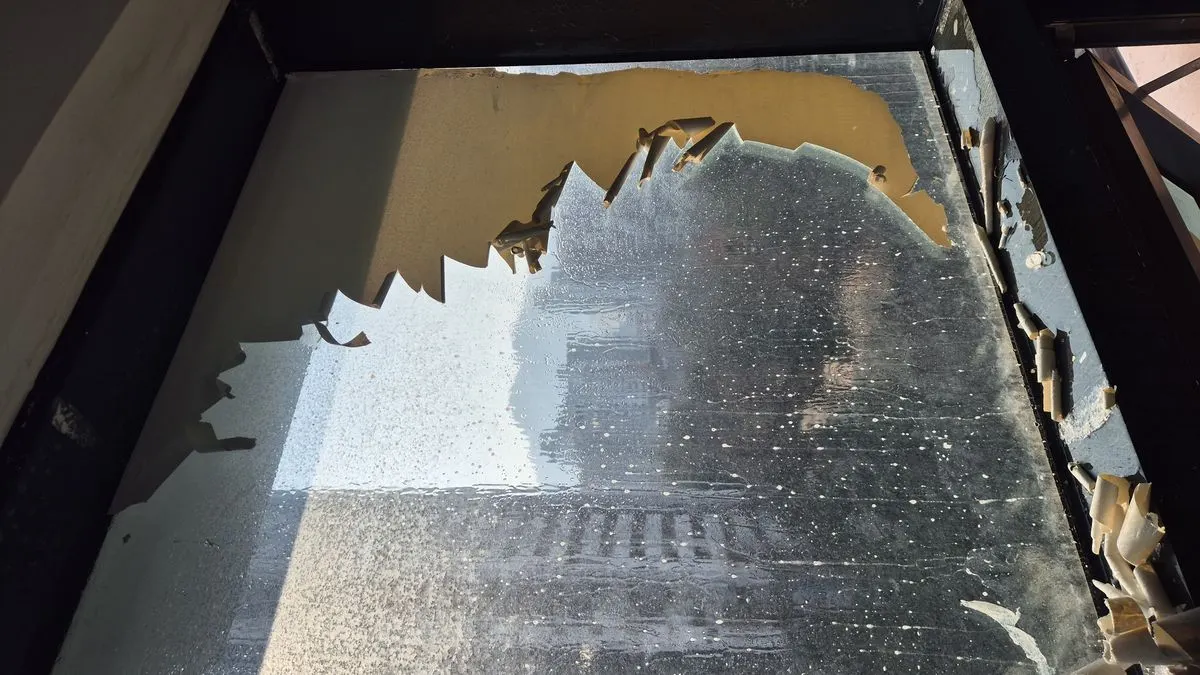 사무실 창문 시트지 제거 중 접착제 노출