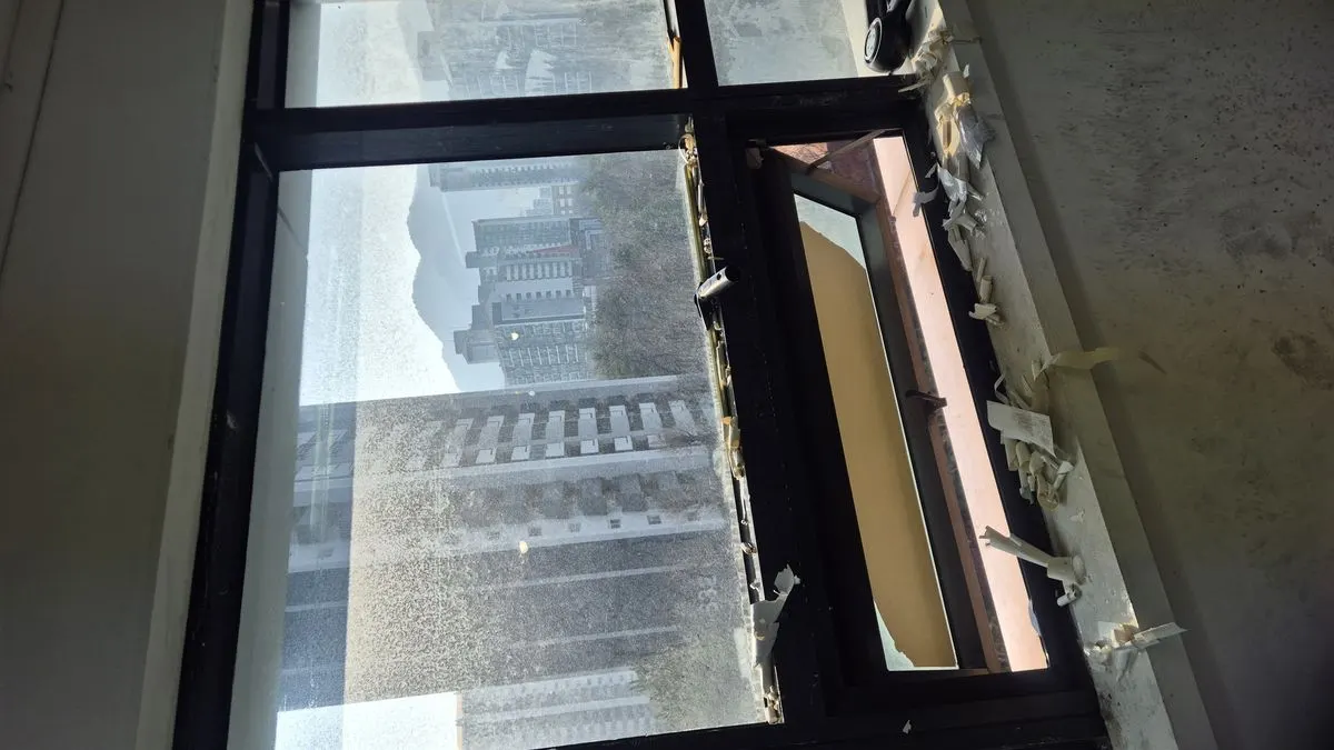 사무실 창문 여러 장 시트지 제거 진행