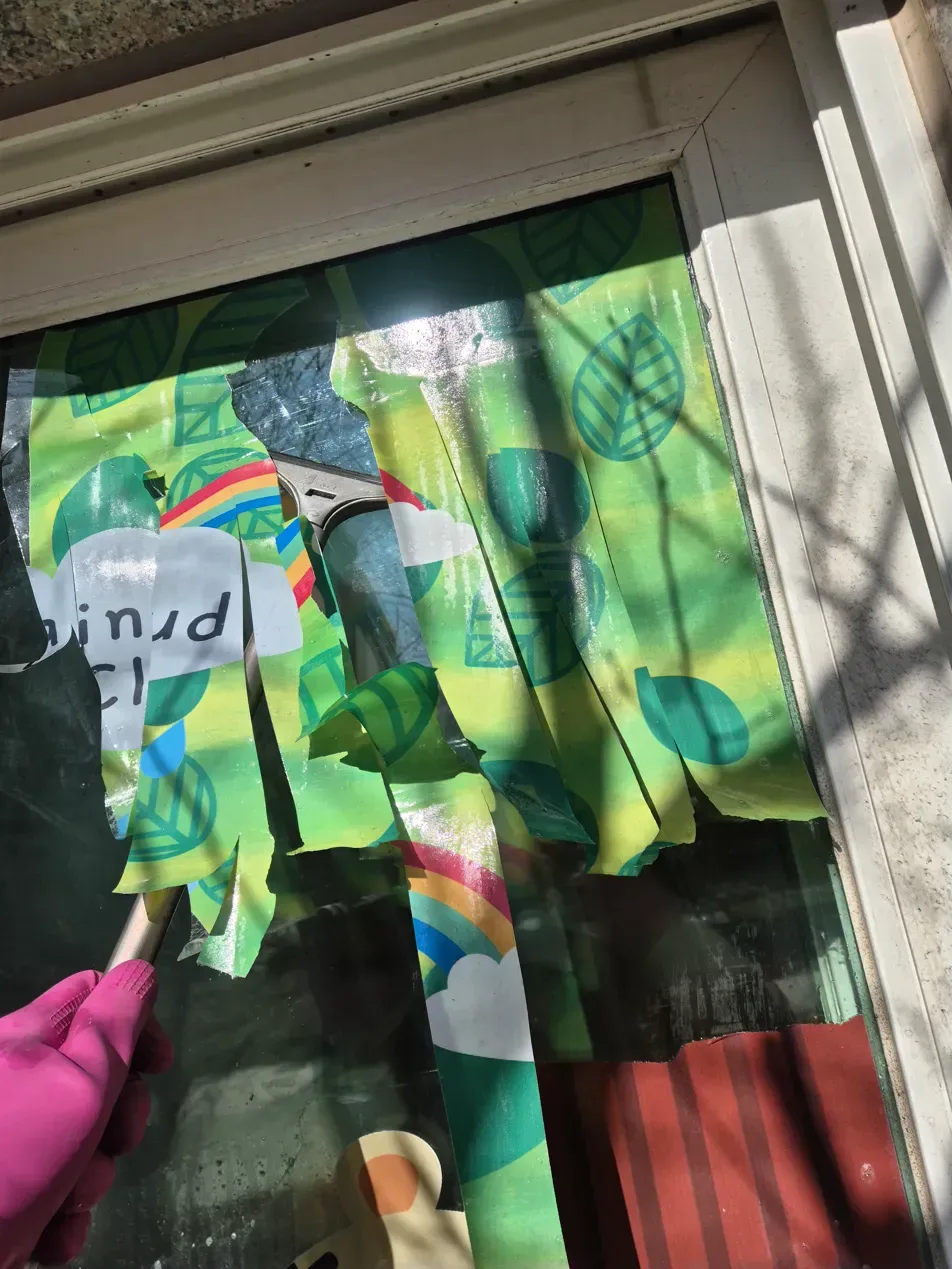 일산 어린이집 유리창 시트지 제거 후 접착제 잔여물