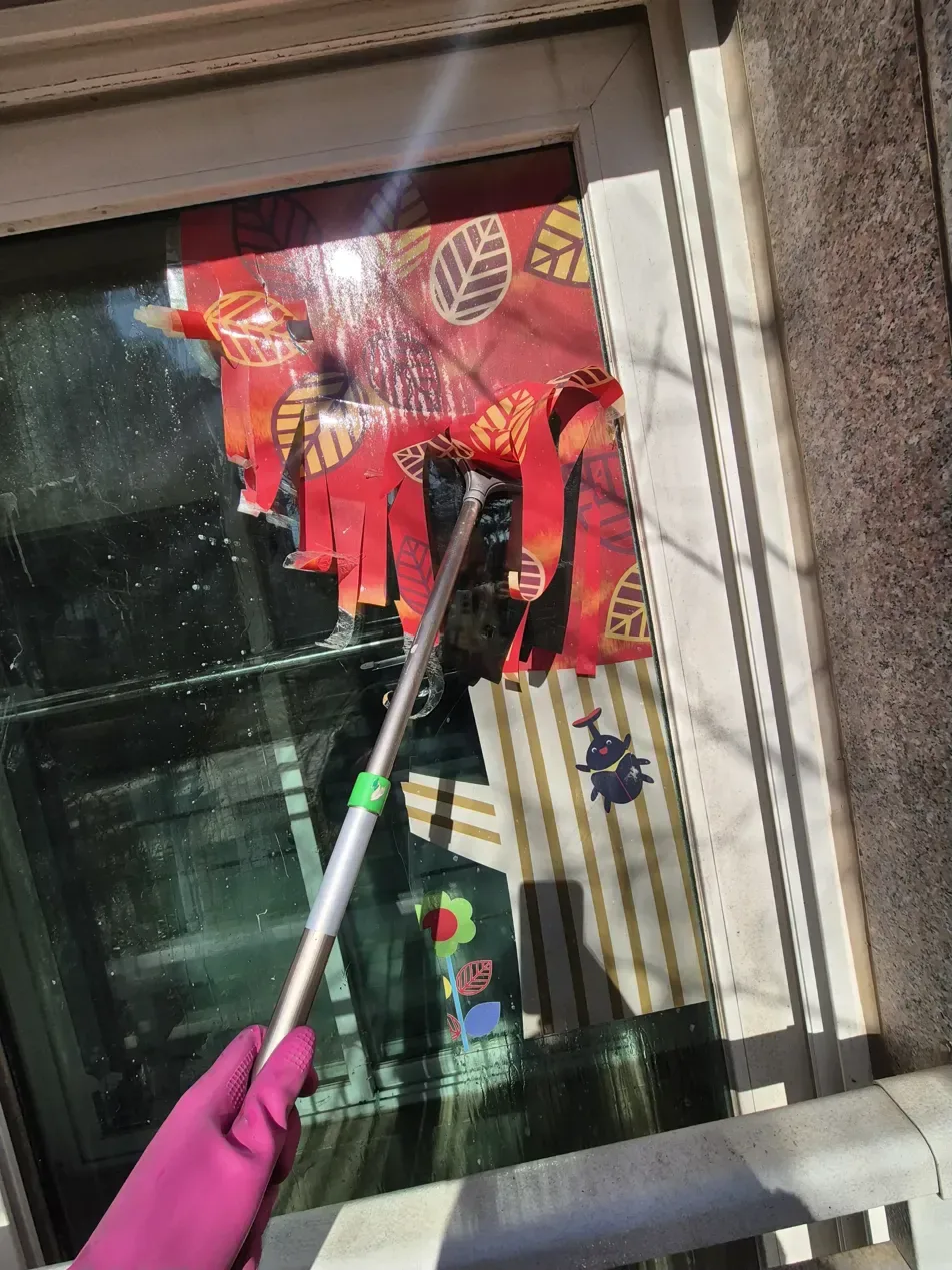 일산 어린이집 건물 외관 유리창 동물 캐릭터 시트지 부착 상태