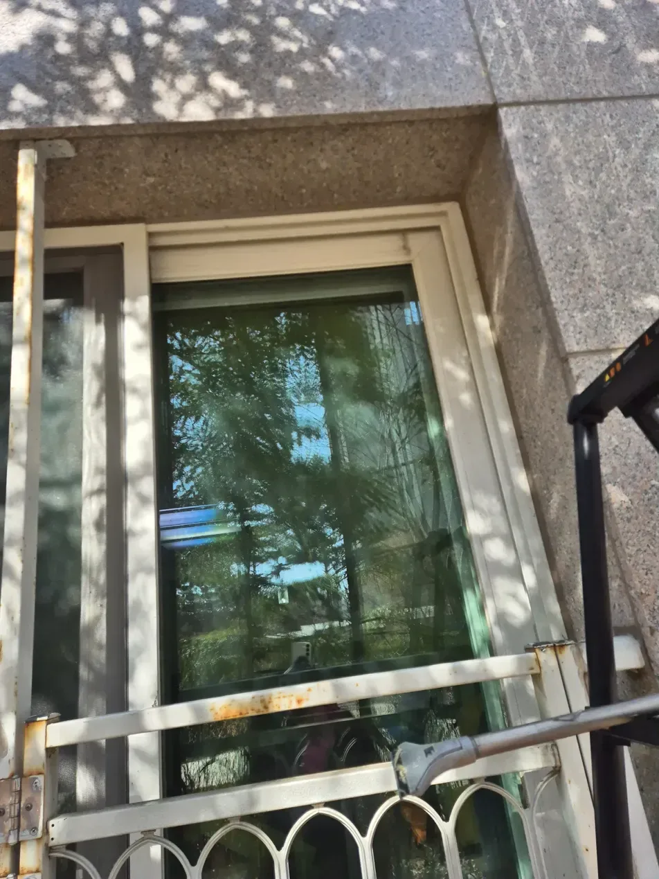 일산 어린이집 유리창 접착제 잔여물