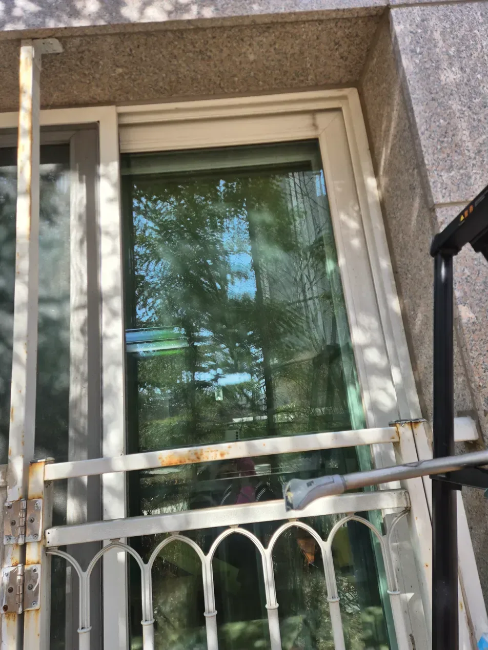 일산 어린이집 녹색 시트지 제거 중