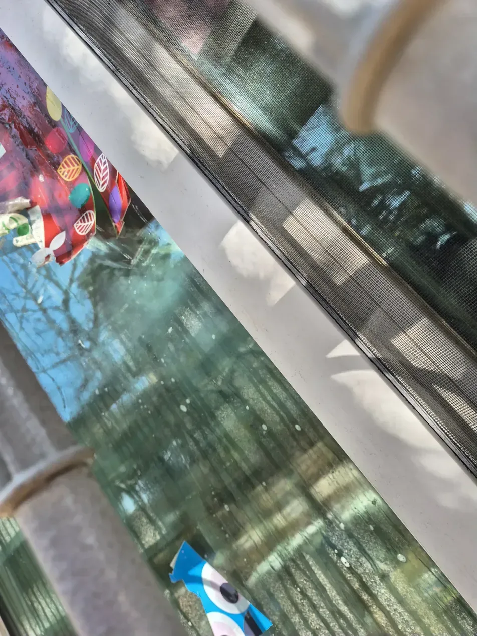 일산 어린이집 빨간 시트지 스크레이퍼 제거 작업 중