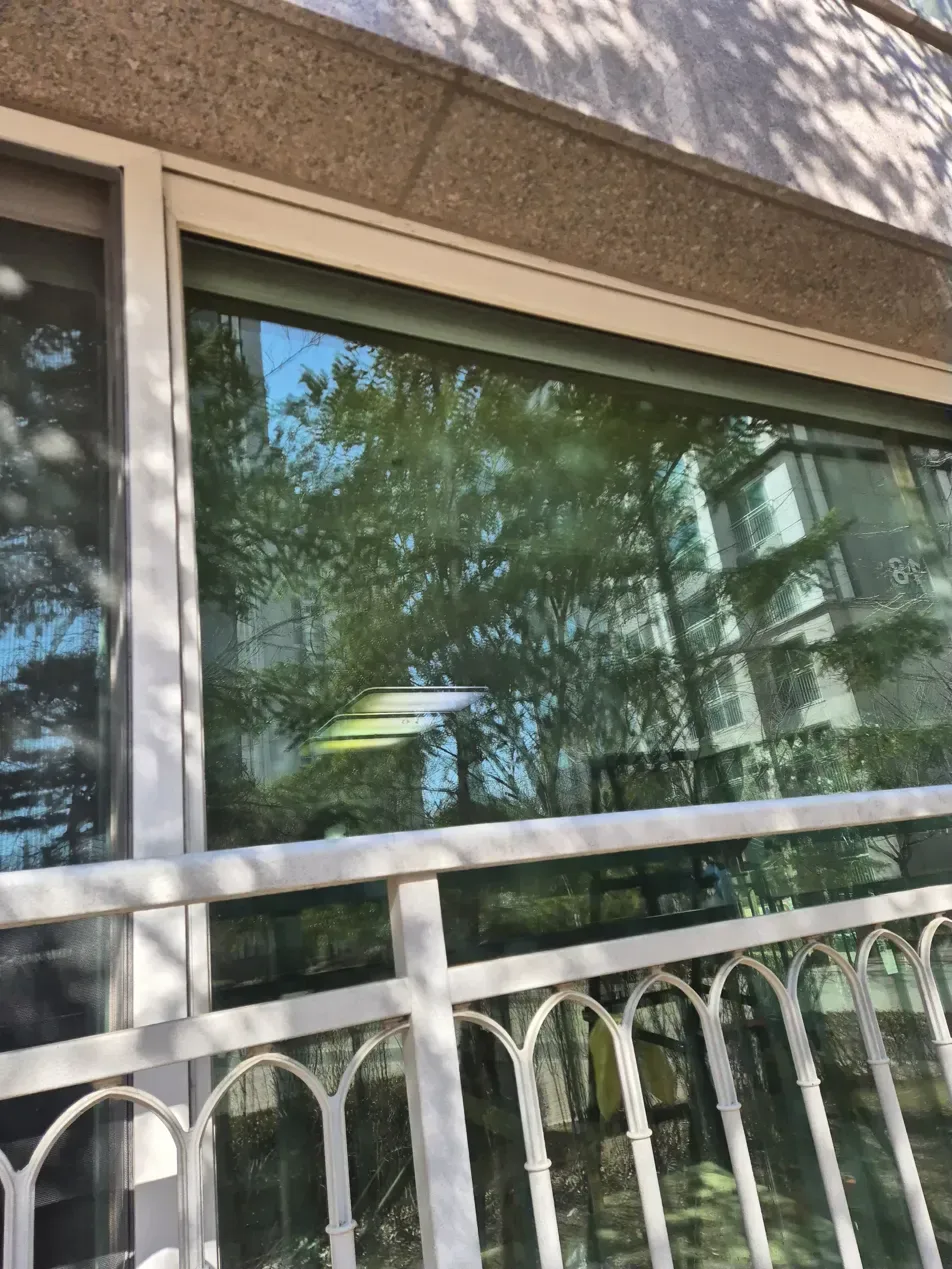 일산 어린이집 빨간 시트지 제거 중