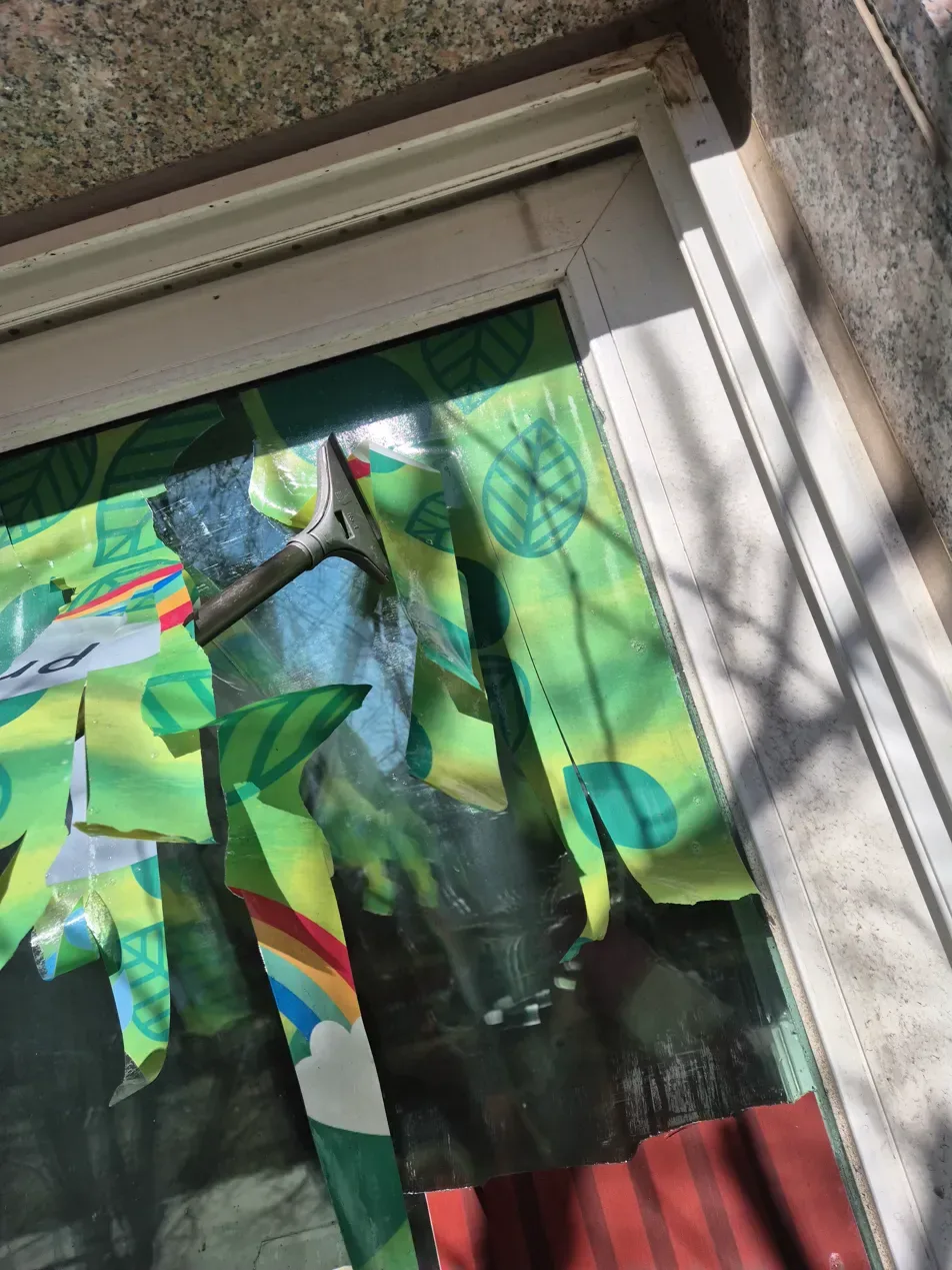 일산 어린이집 시트지 제거 후 바닥에 떨어진 시트 조각과 스크레이퍼