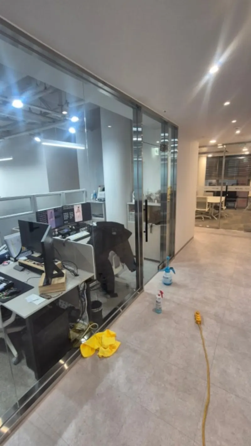 사무실 유리 시트지 제거 후 투명 유리