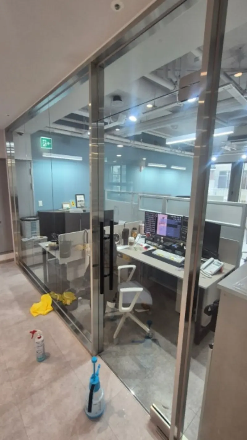 사무실 시트지 청소 후