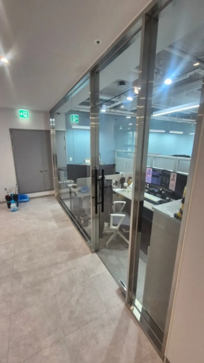 사무실 유리 시트지 제거 완료