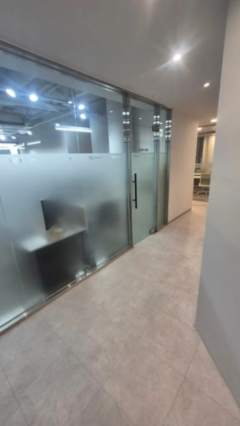 사무실 유리 파티션 시트지 — 인테리어 시트