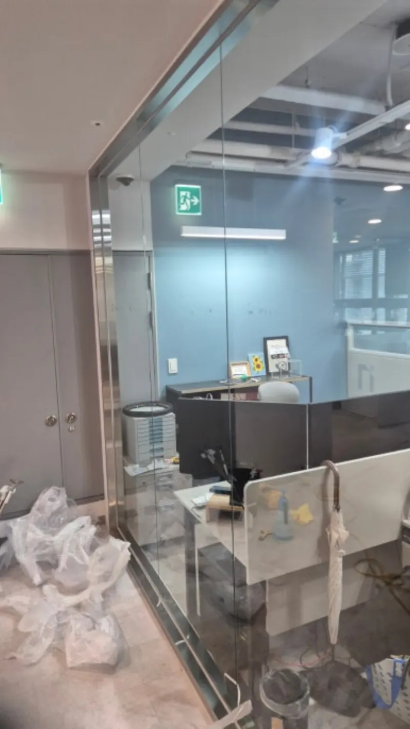 사무실 유리 시트지 부착 상태