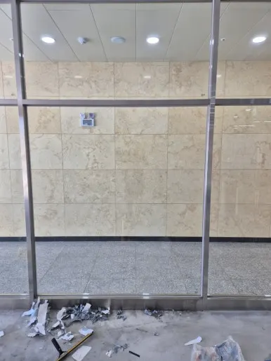 오피스 유리 시트지 제거 후