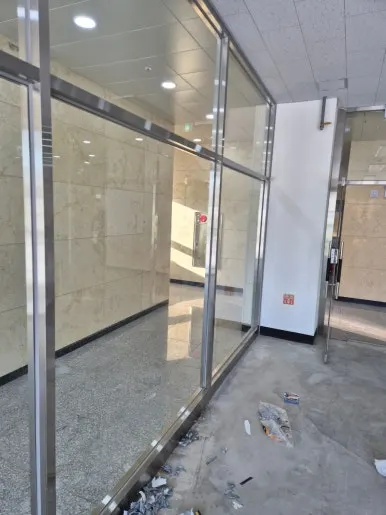 오피스 유리 전체 시트지 제거 완료