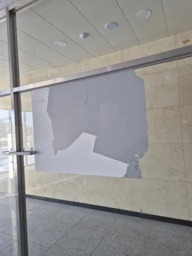 오피스 건물 유리에 부착된 대형 시트지