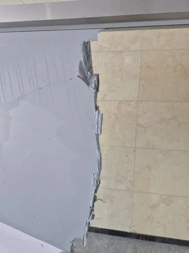 유리 시트지 제거 작업 중 접착제 노출